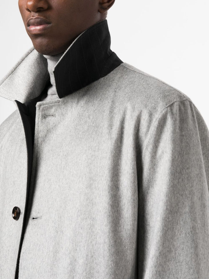 manteau gris à simple boutonnage