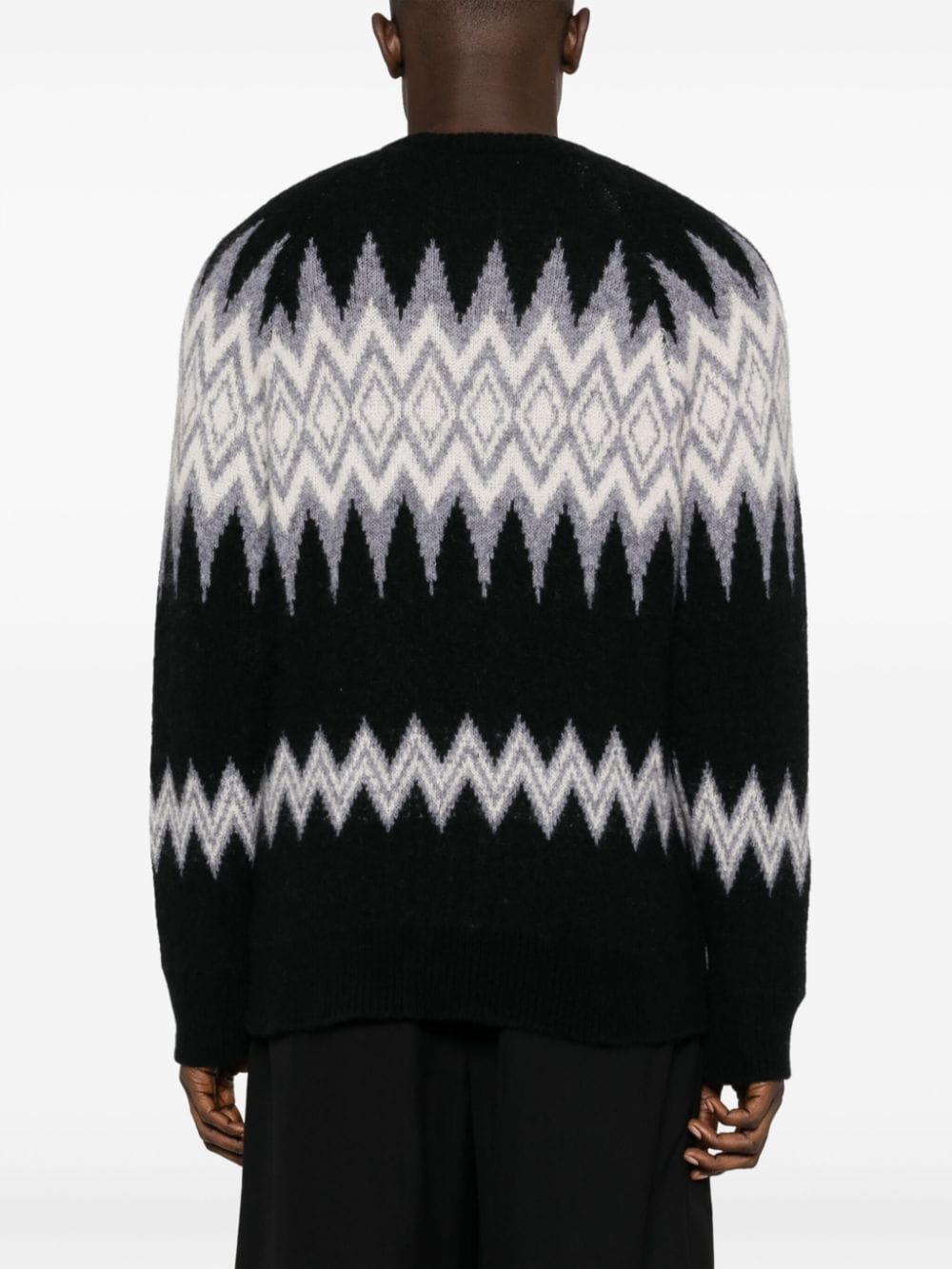 maglione nero design a intarsio