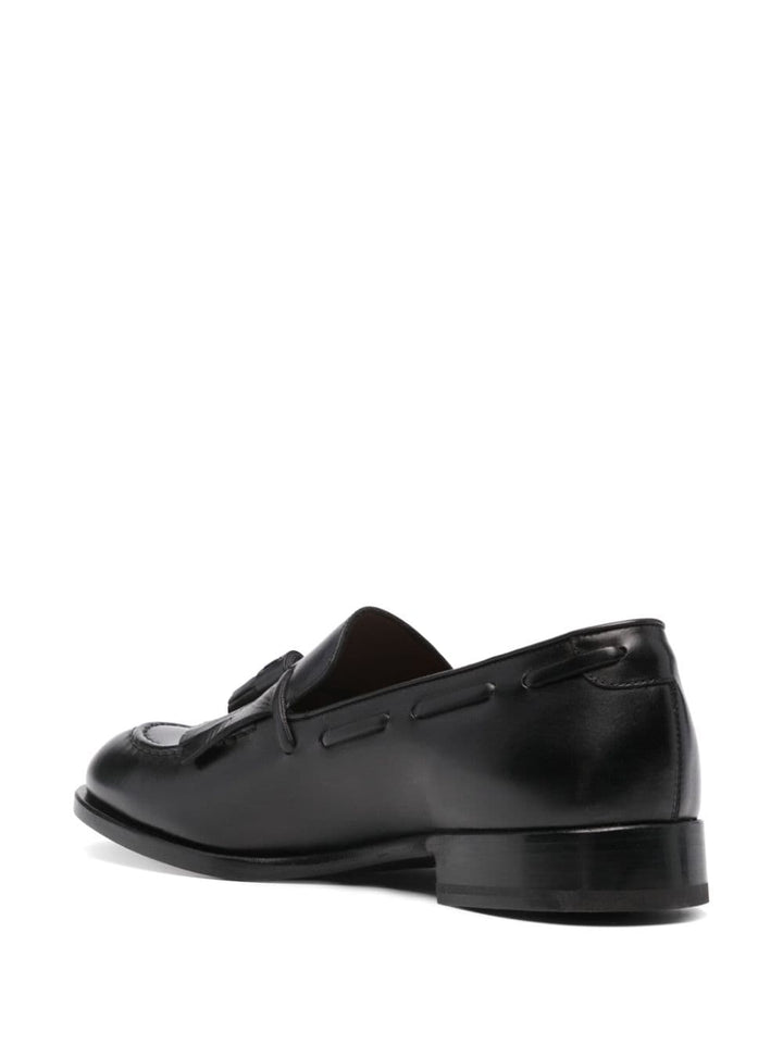 Mocassino nero con nappe