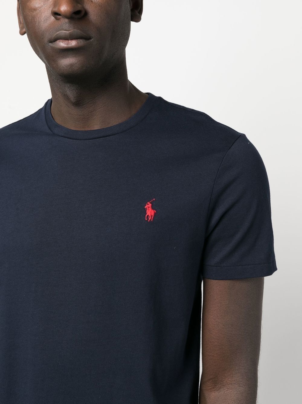 T-shirt blu logo rosso