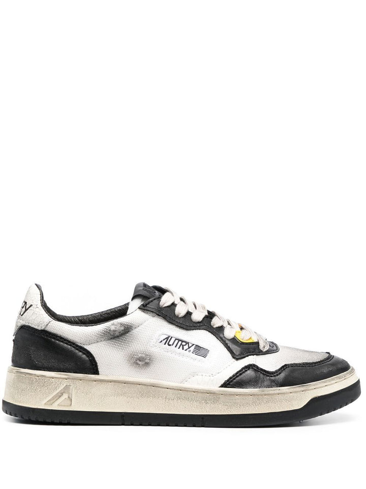 Sneaker supervintage bianca e nera