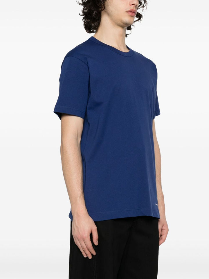 T-shirt blu logo sul fondo