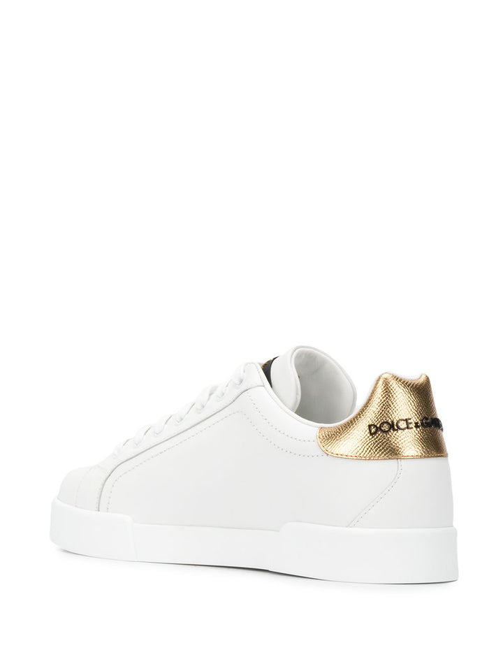 Sneaker bianca con dettaglio corona dorata