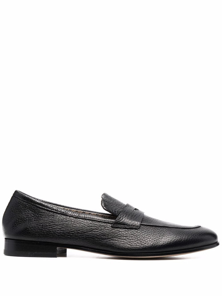 Moccasin in black hammered leather