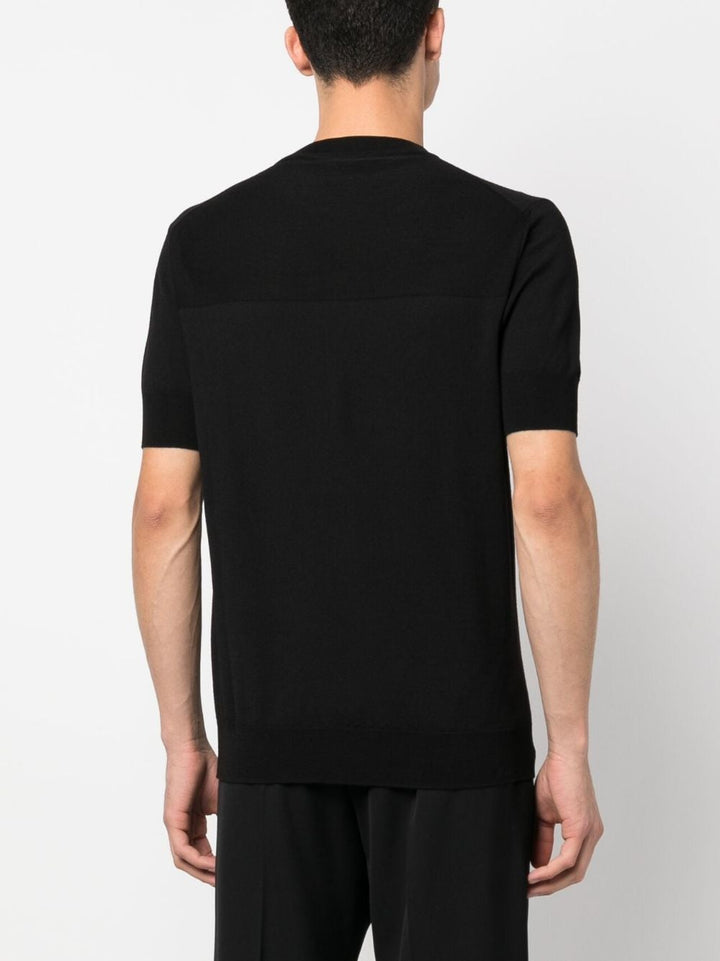 T-shirt nera in maglia sottile