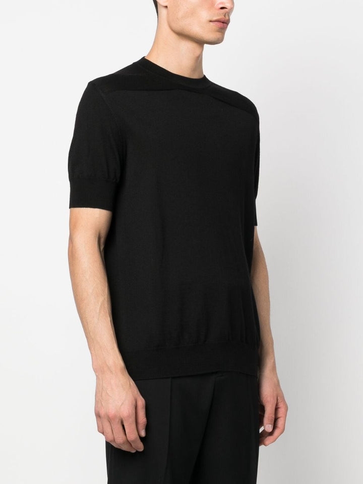 T-shirt nera in maglia sottile