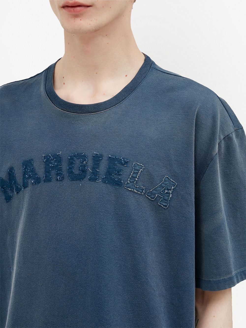 Blue t-shirt with applied logo