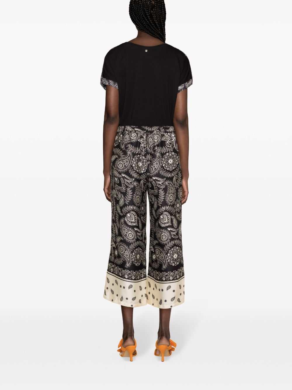 Cropped trousers with paisley print