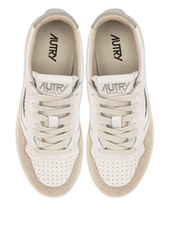 Sneakers bianche con applicazione logo 