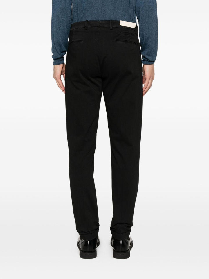 Chino nero con pieghe 