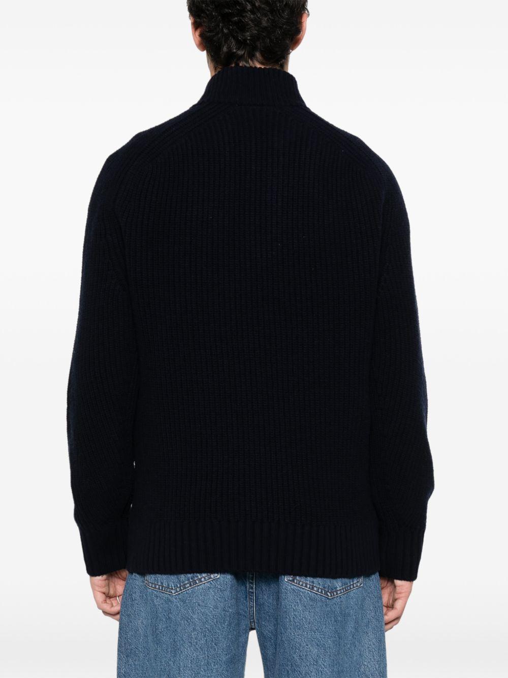 Maglione blu con applicazione 