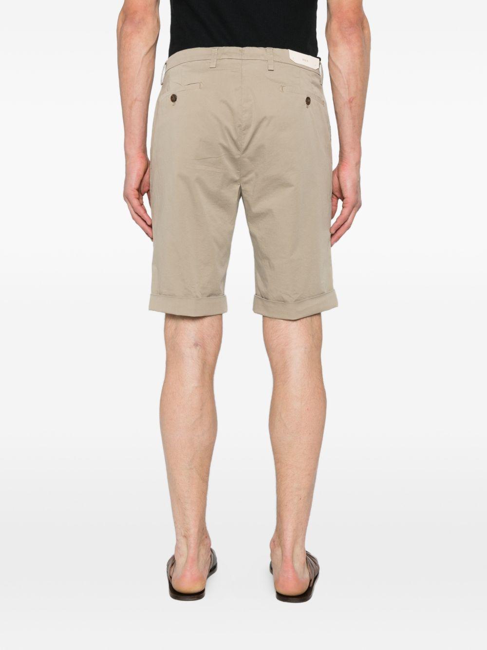 Shorts biscotto con risvolto 