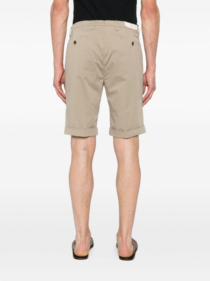 Shorts biscotto con risvolto 