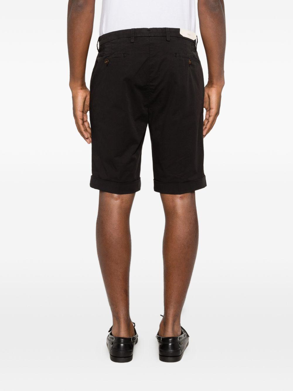 Shorts neri con risvolto 