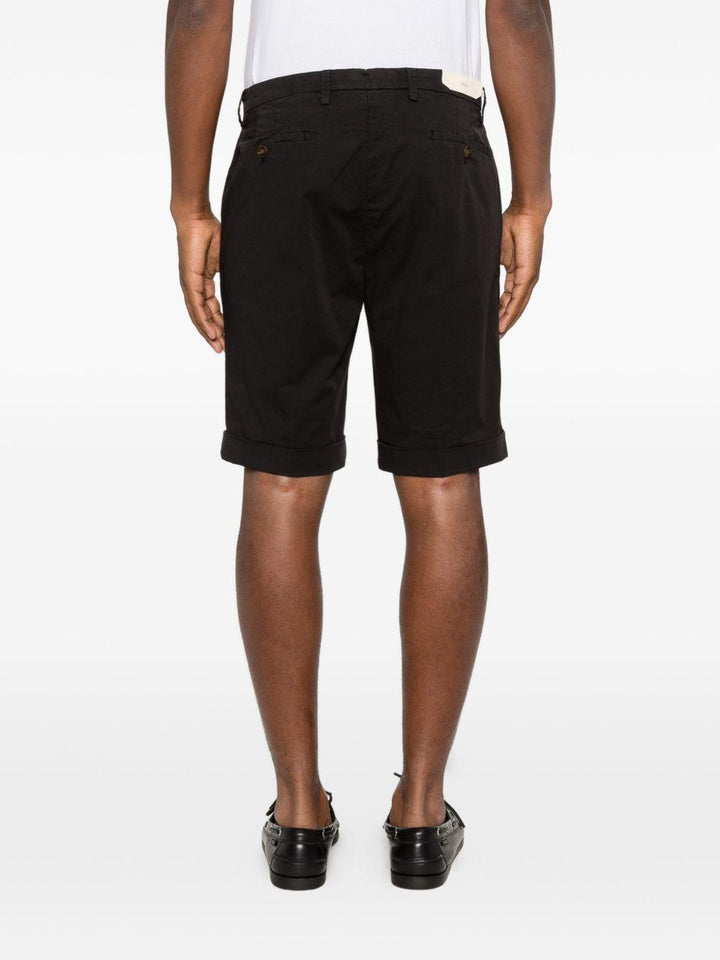 Shorts neri con risvolto 