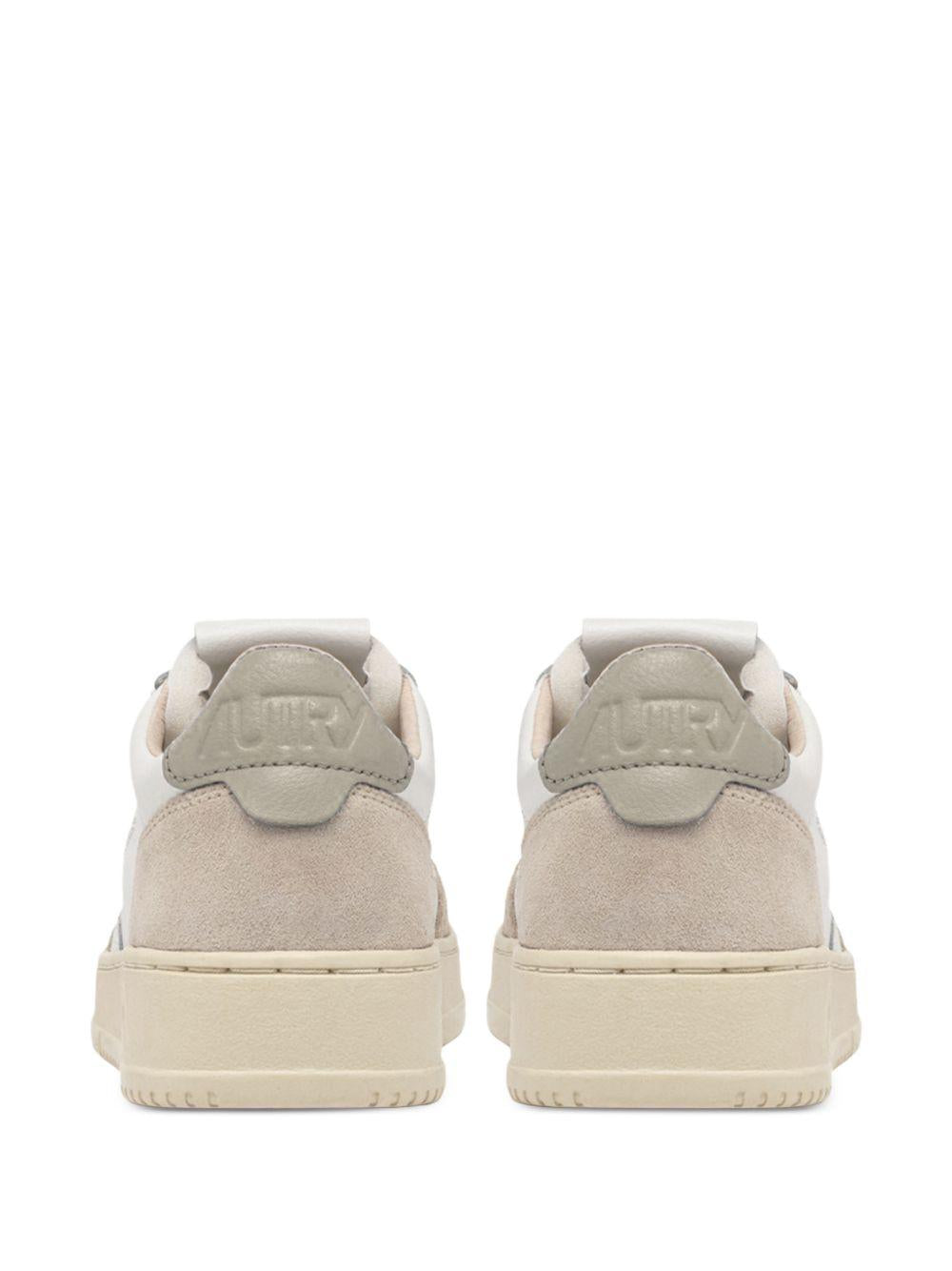 Sneakers bianche con applicazione logo 