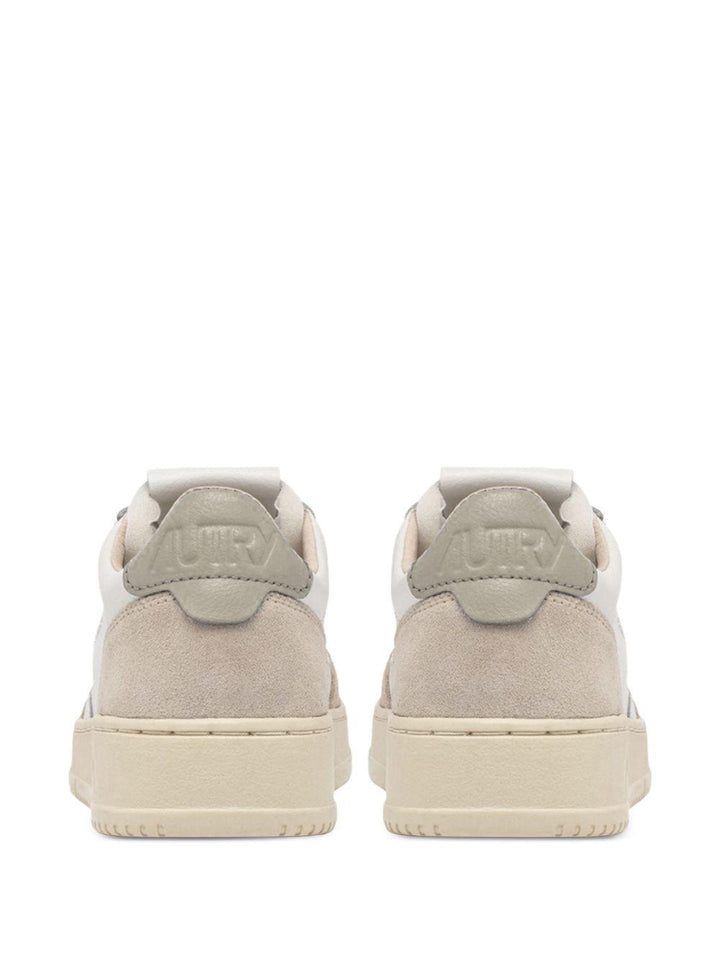 Sneakers bianche con applicazione logo 