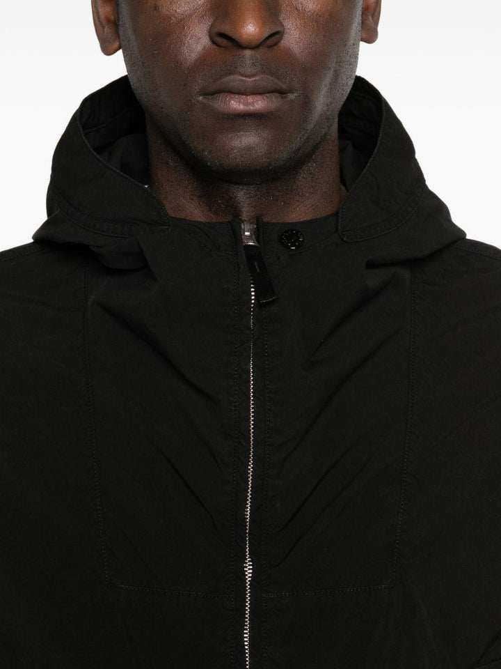Giacca nera con cappuccio e zip 