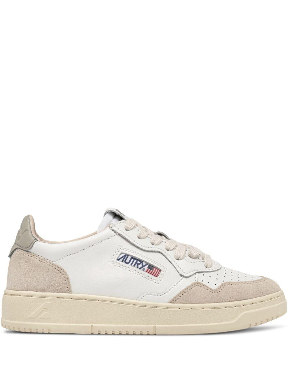 Sneakers bianche con applicazione logo 