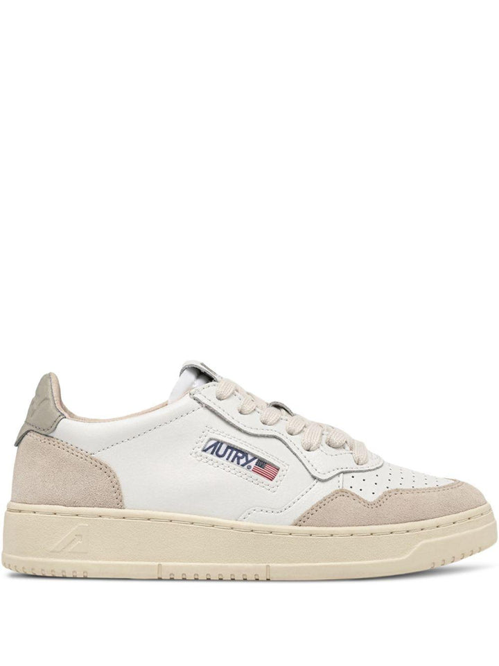 Sneakers bianche con applicazione logo 