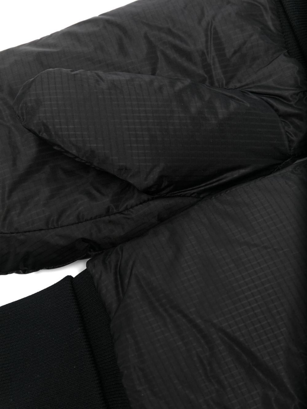 Padded mittens with black logo