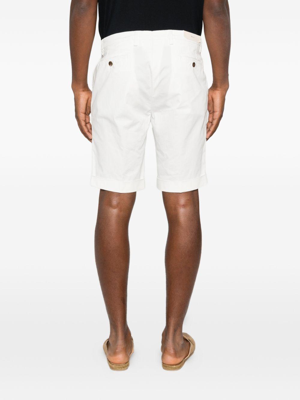 Shorts latte con risvolto 
