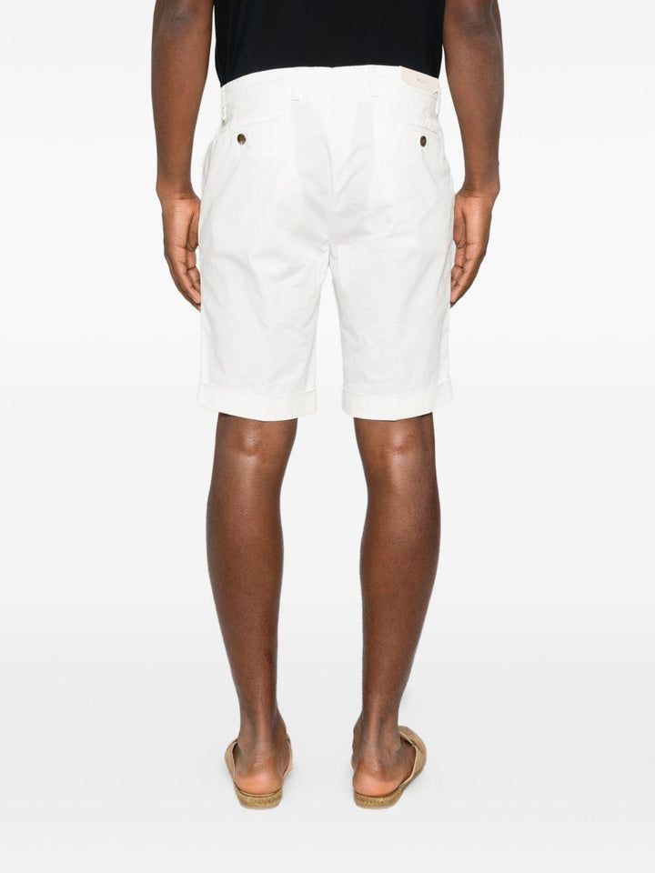 Shorts latte con risvolto 