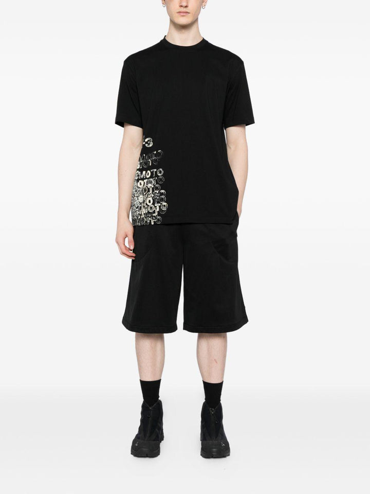 T-shirt nera con stampa frontale 