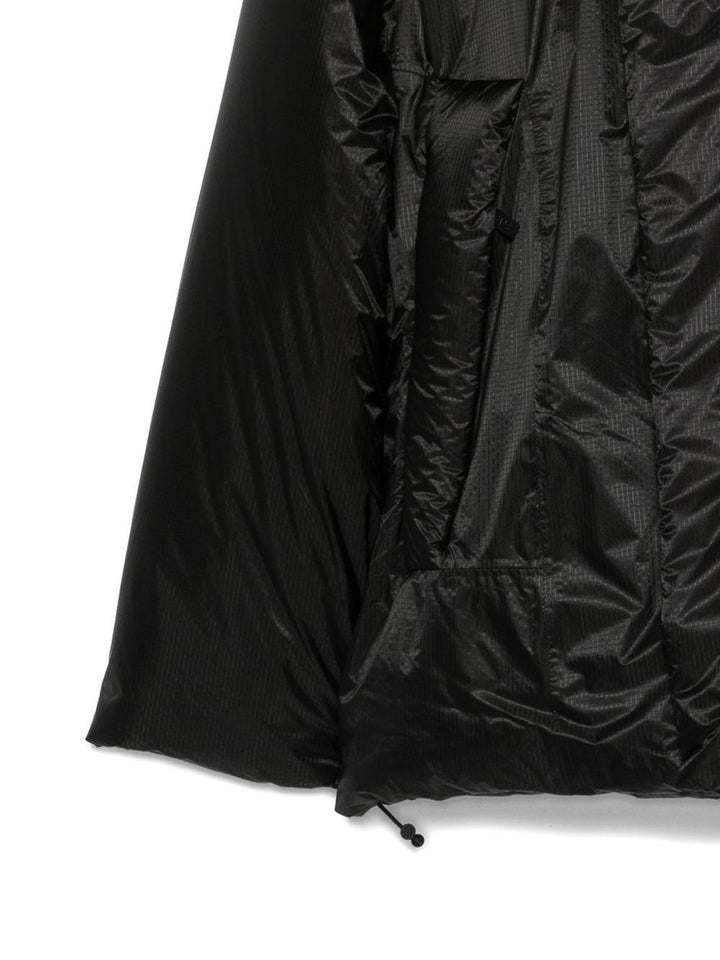 Cappotto imbottito nero con cappuccio 