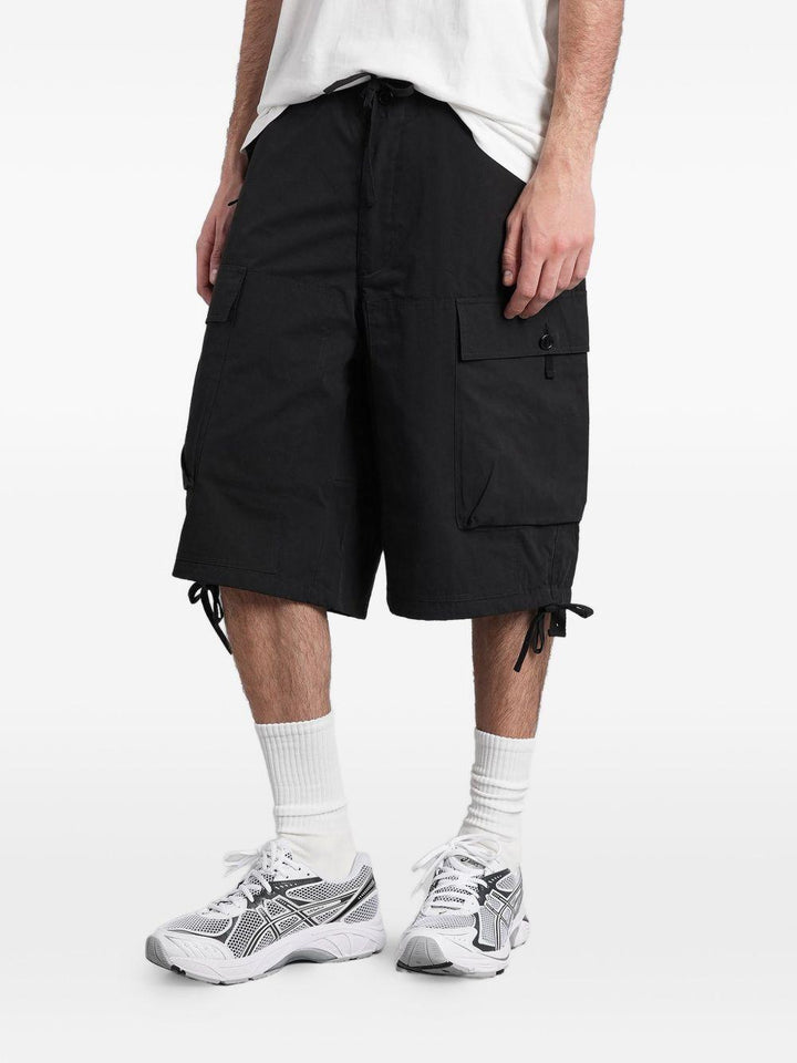 Shorts cargo nero con lacci e tasche laterali 