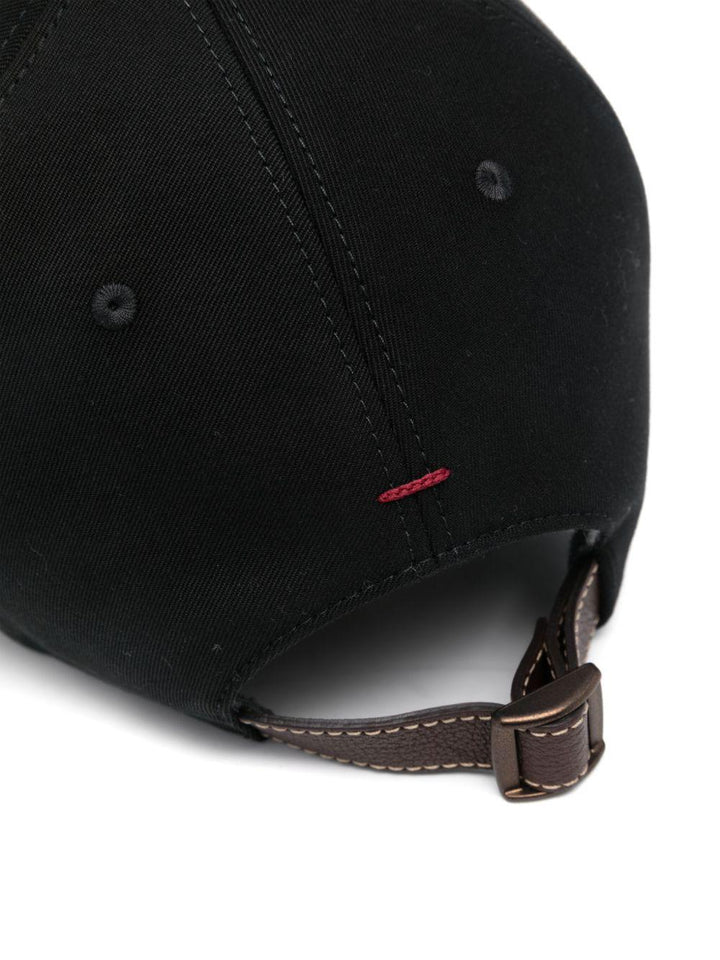 Cappello da baseball nero con ricami 