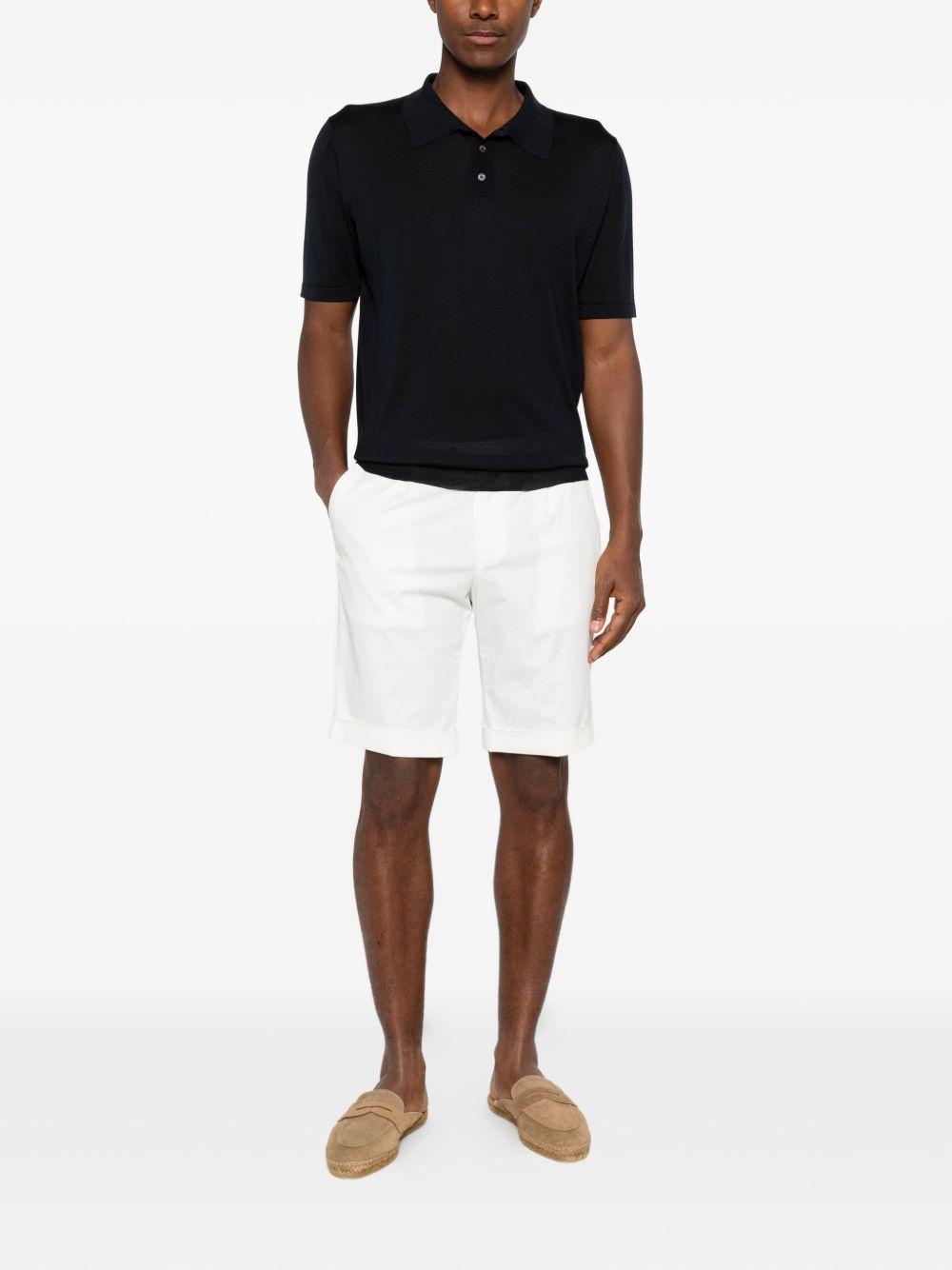 Shorts latte con risvolto 