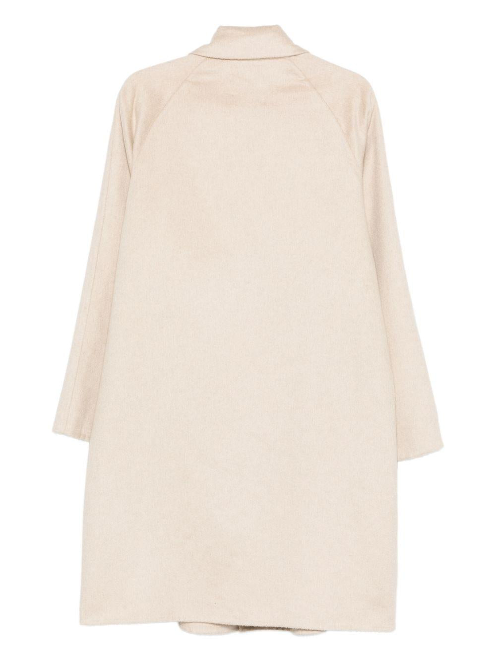 Cappotto beige con bottoni 