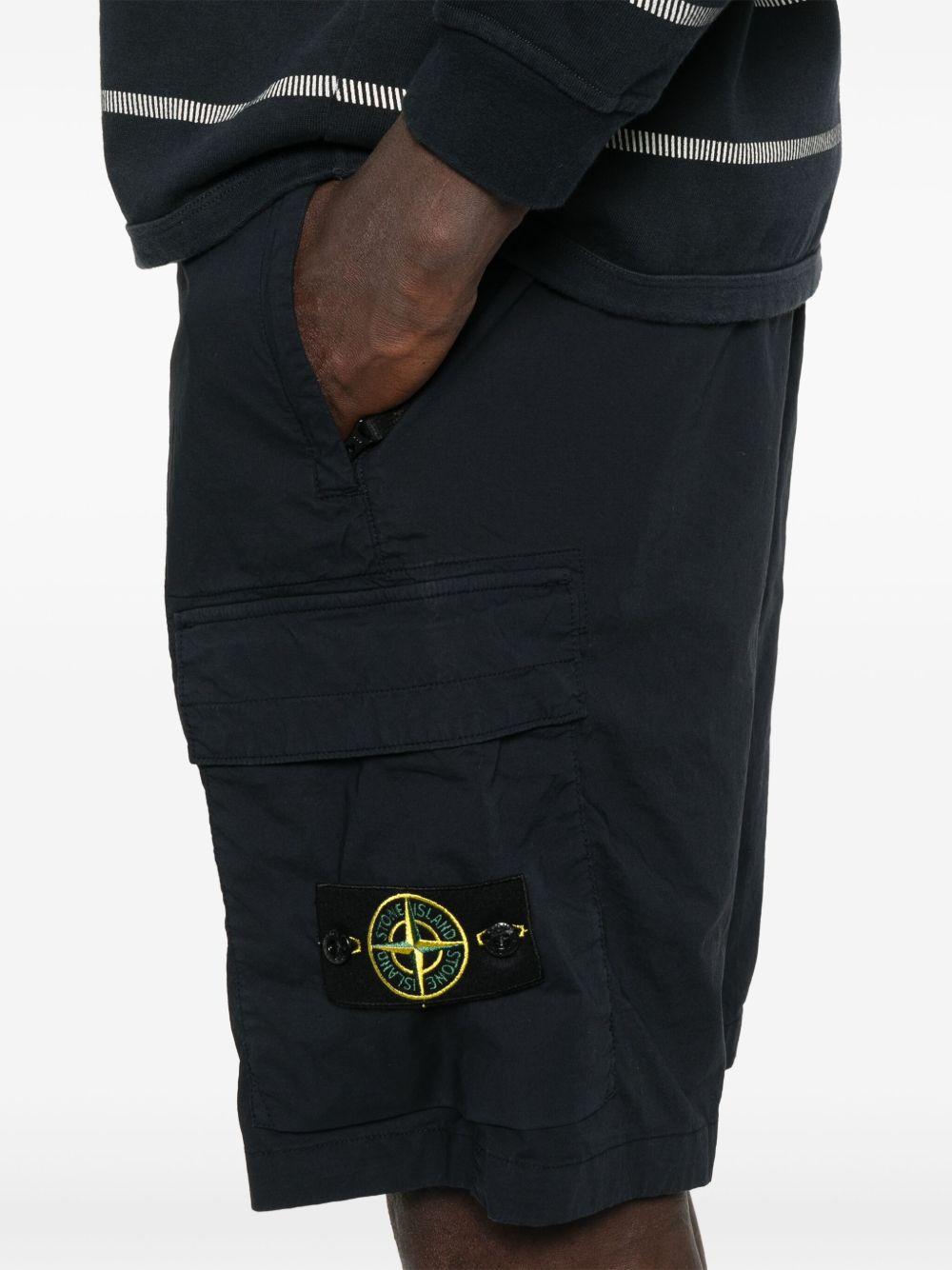 Cargo shorts blu navy con logo patch 