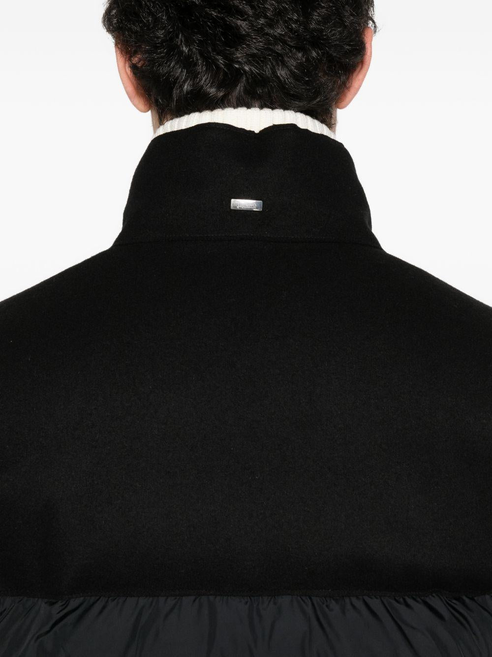 Giacca nera con zip e cappuccio 