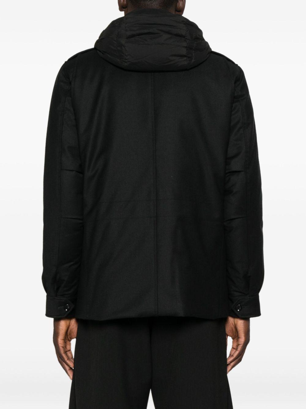Cappotto nero con cappuccio 