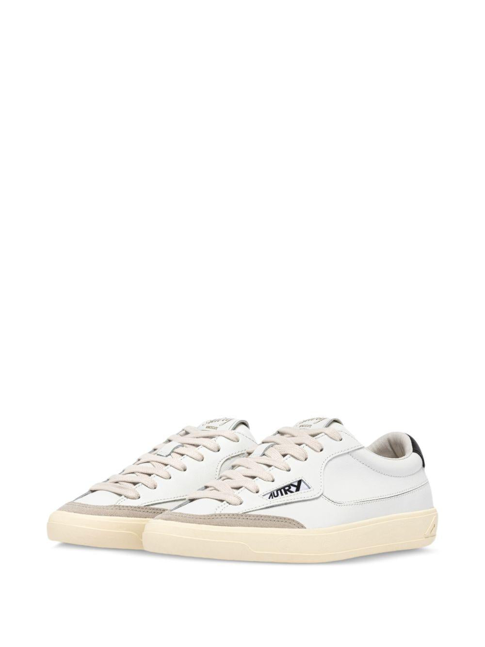 Sneakers bianche con pannelli in pelle 