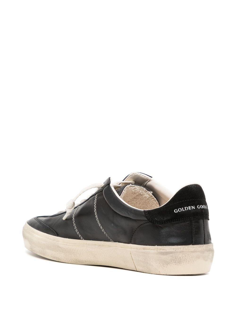 Sneakers nere