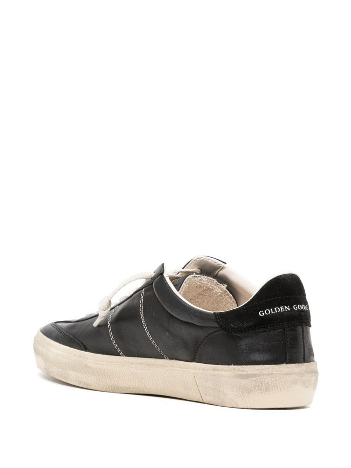 Sneakers nere