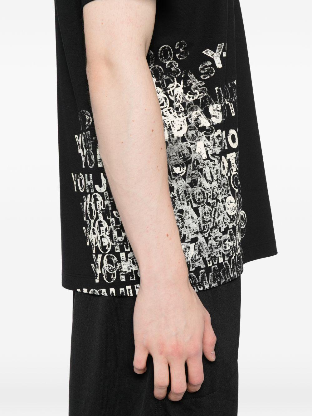 T-shirt nera con stampa frontale 