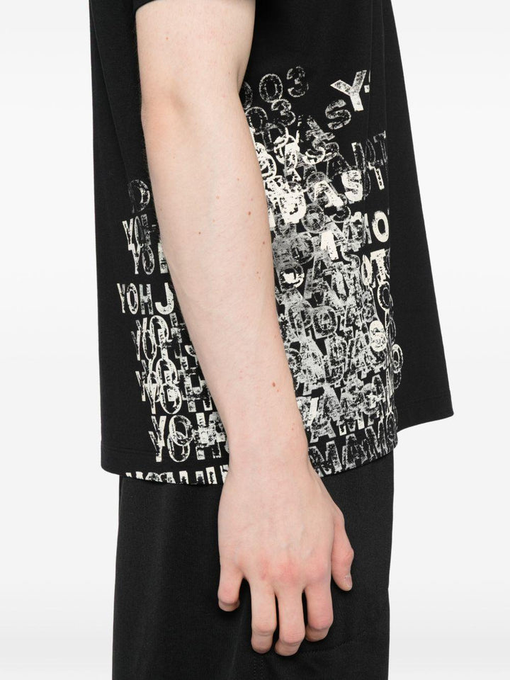 T-shirt nera con stampa frontale 