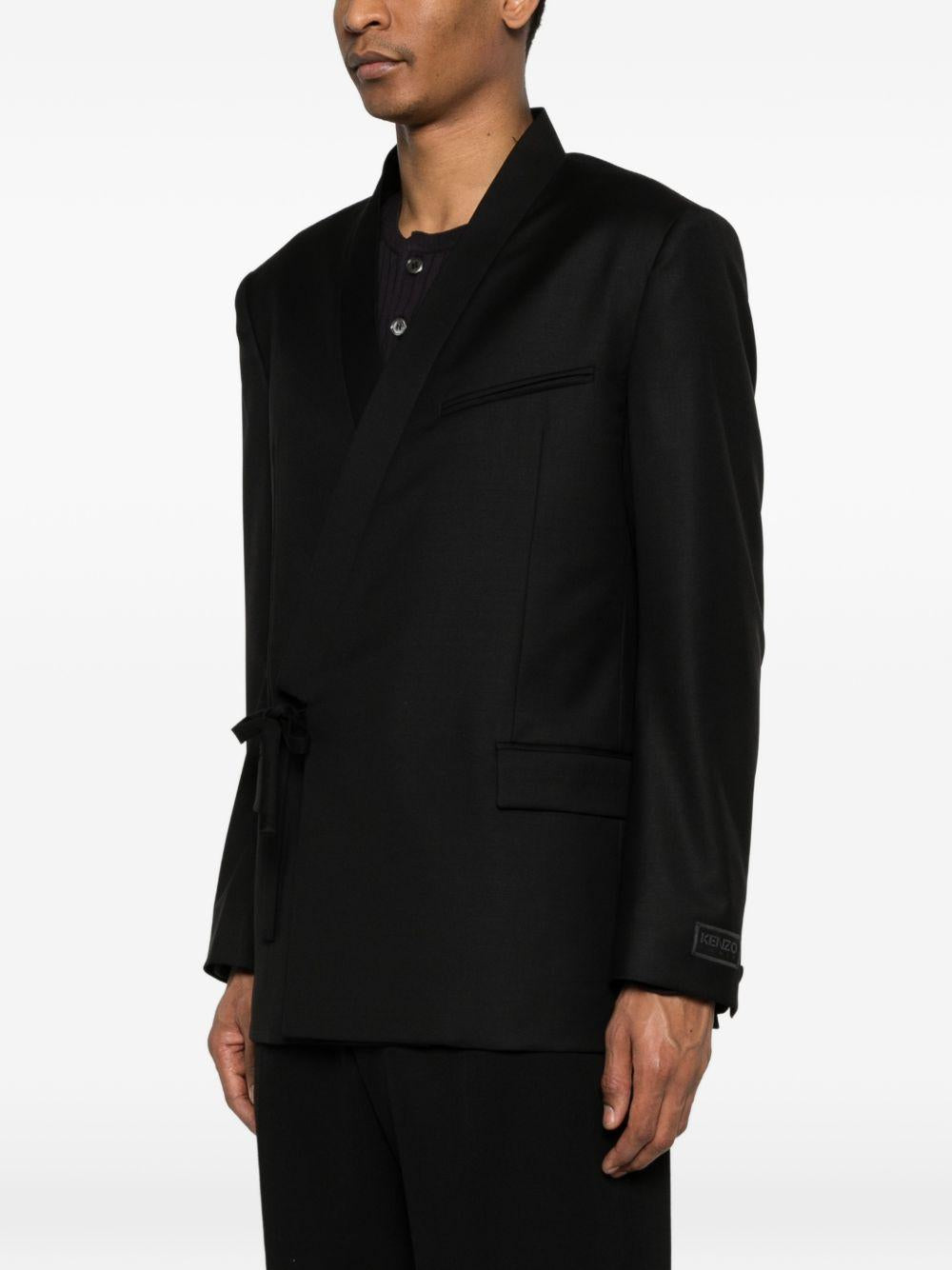 Blazer nero con chiusura a laccio