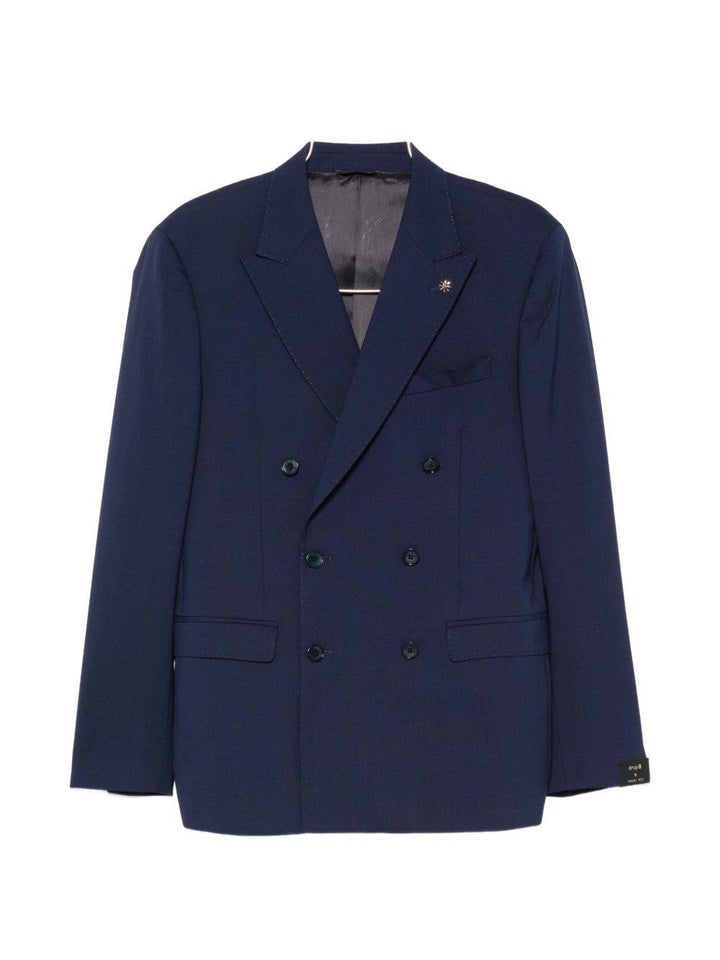 Abito blu doppiopetto con spilla sul revers 