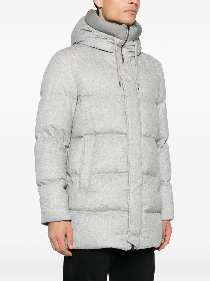 Piumino grigio in cashmere e seta 