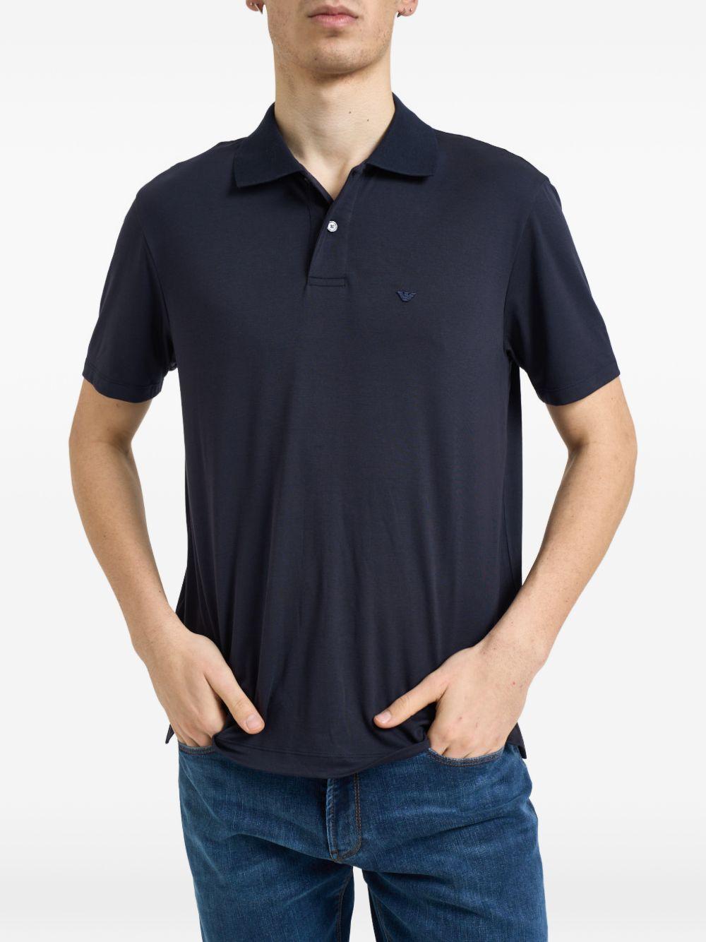 Polo blu con logo 