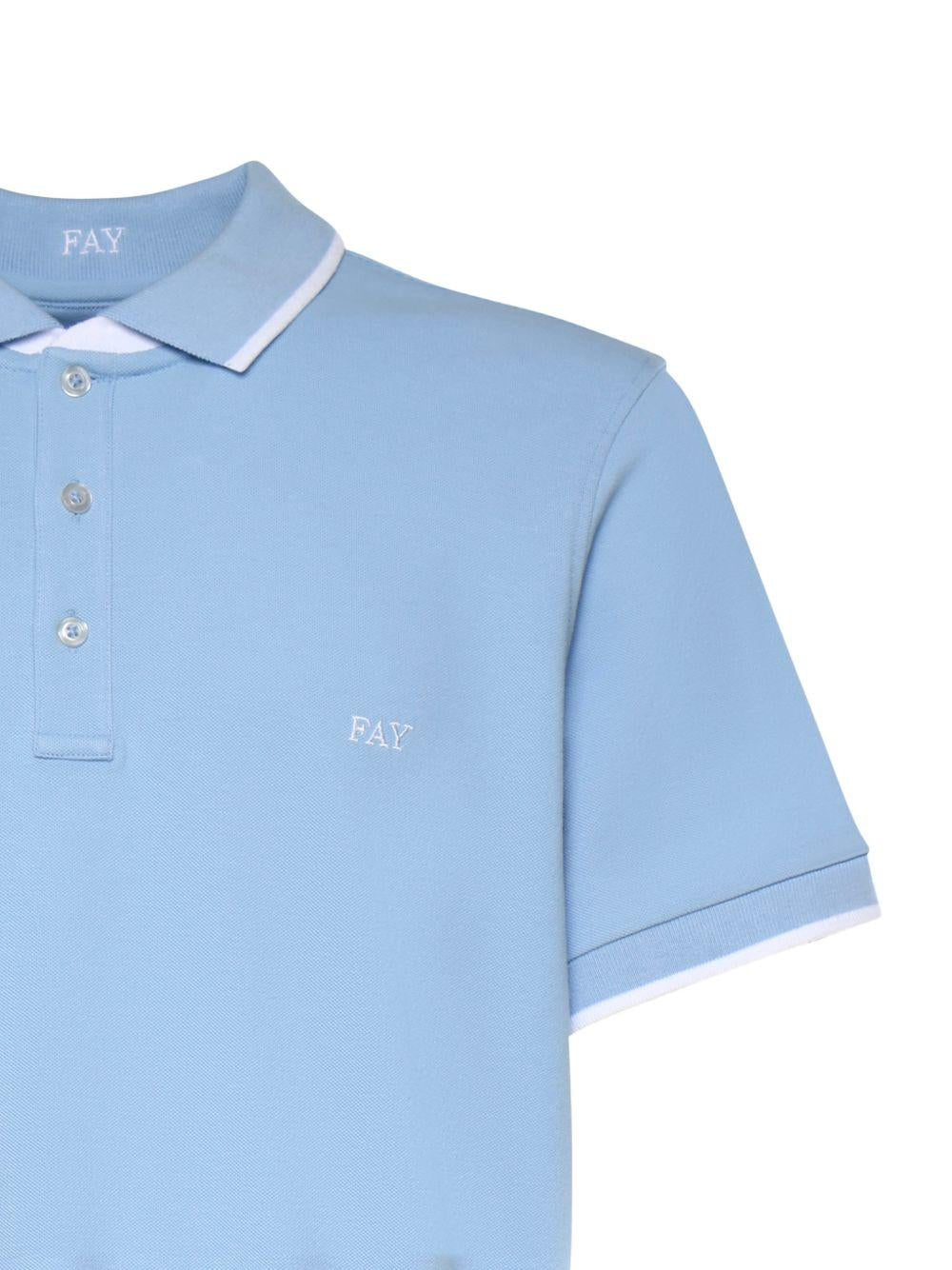 Polo azzurra con colletto a punta 