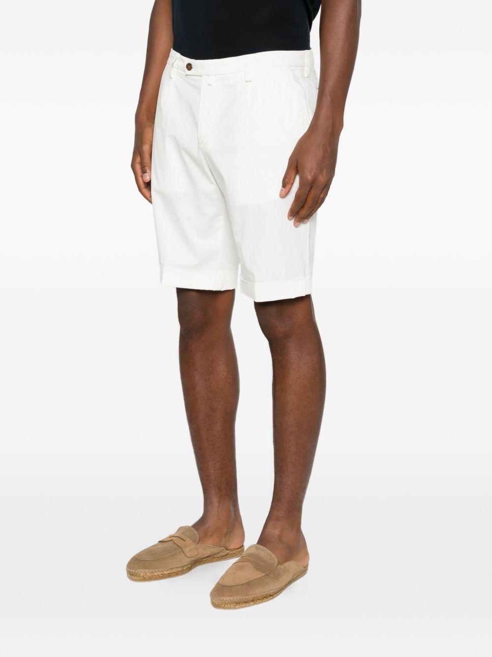 Shorts latte con risvolto 