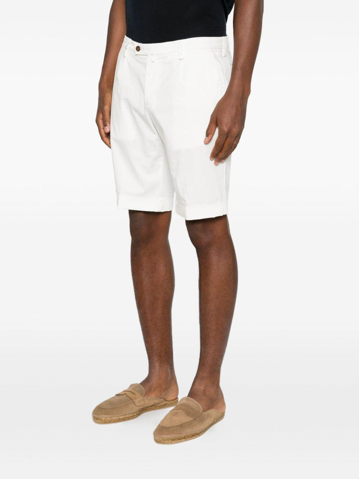 Shorts latte con risvolto 