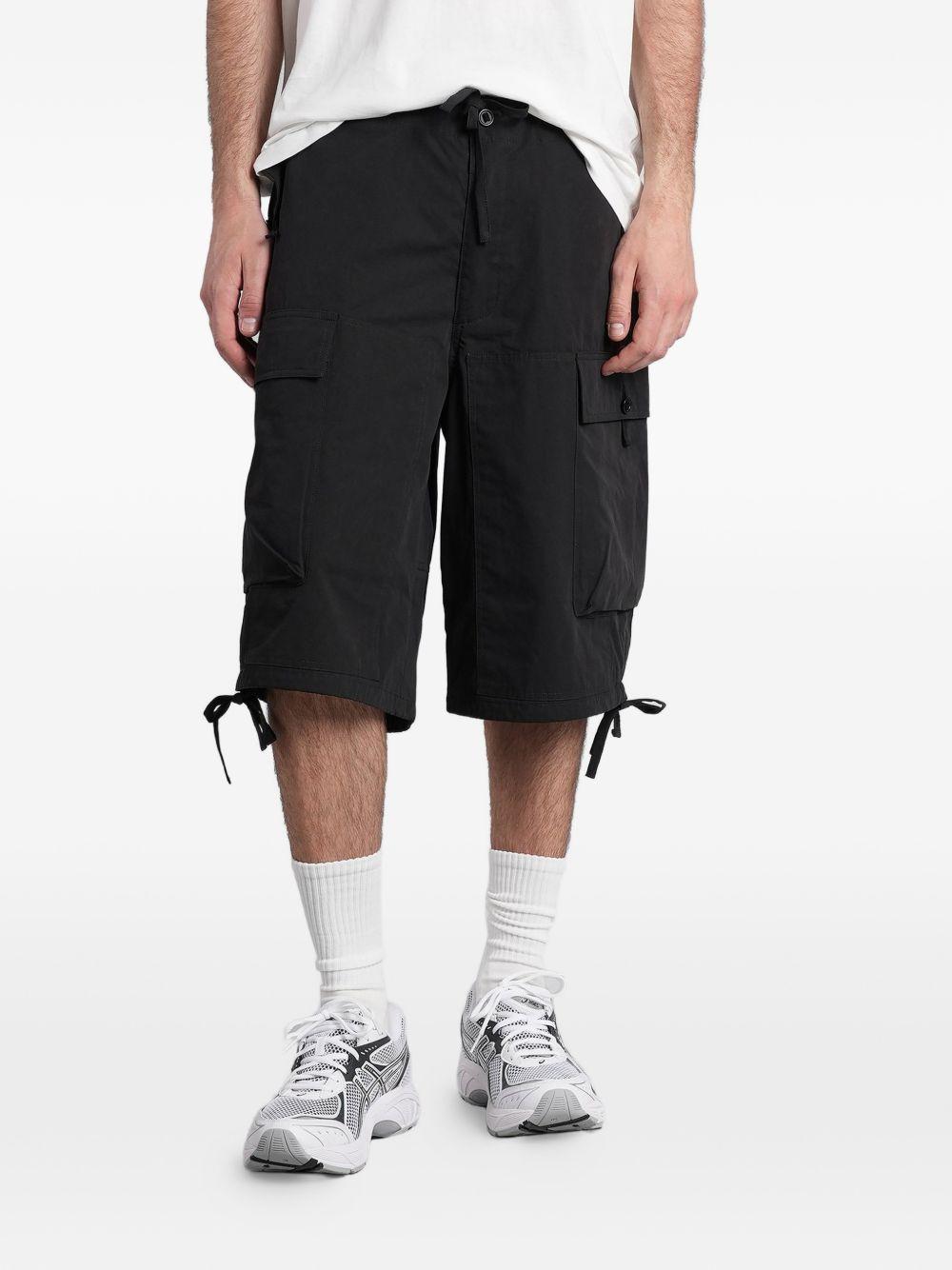 Shorts cargo nero con lacci e tasche laterali 