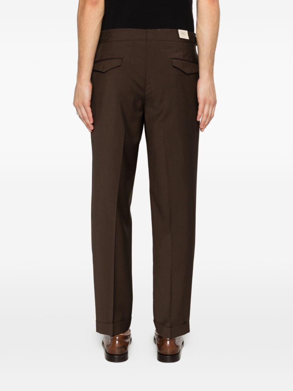 Pantaloni sartoriali marroni con pieghe 